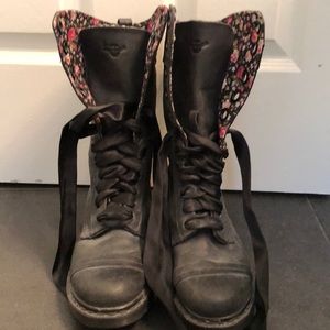 NWOT Dr Martens Triumph floral 90s lace up boots